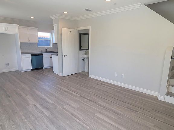 3rd image of 6913 Vinevale Ave #2