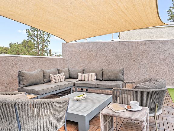 Imagine coming home from work and relaxing on this rooftop deck! AHHH!