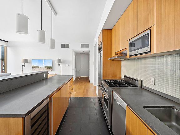 3rd image of 505 Greenwich St APT 3B