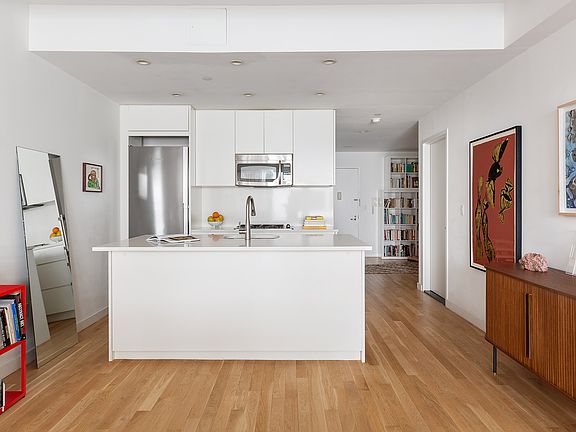 3rd image of 90 William St APT 14C