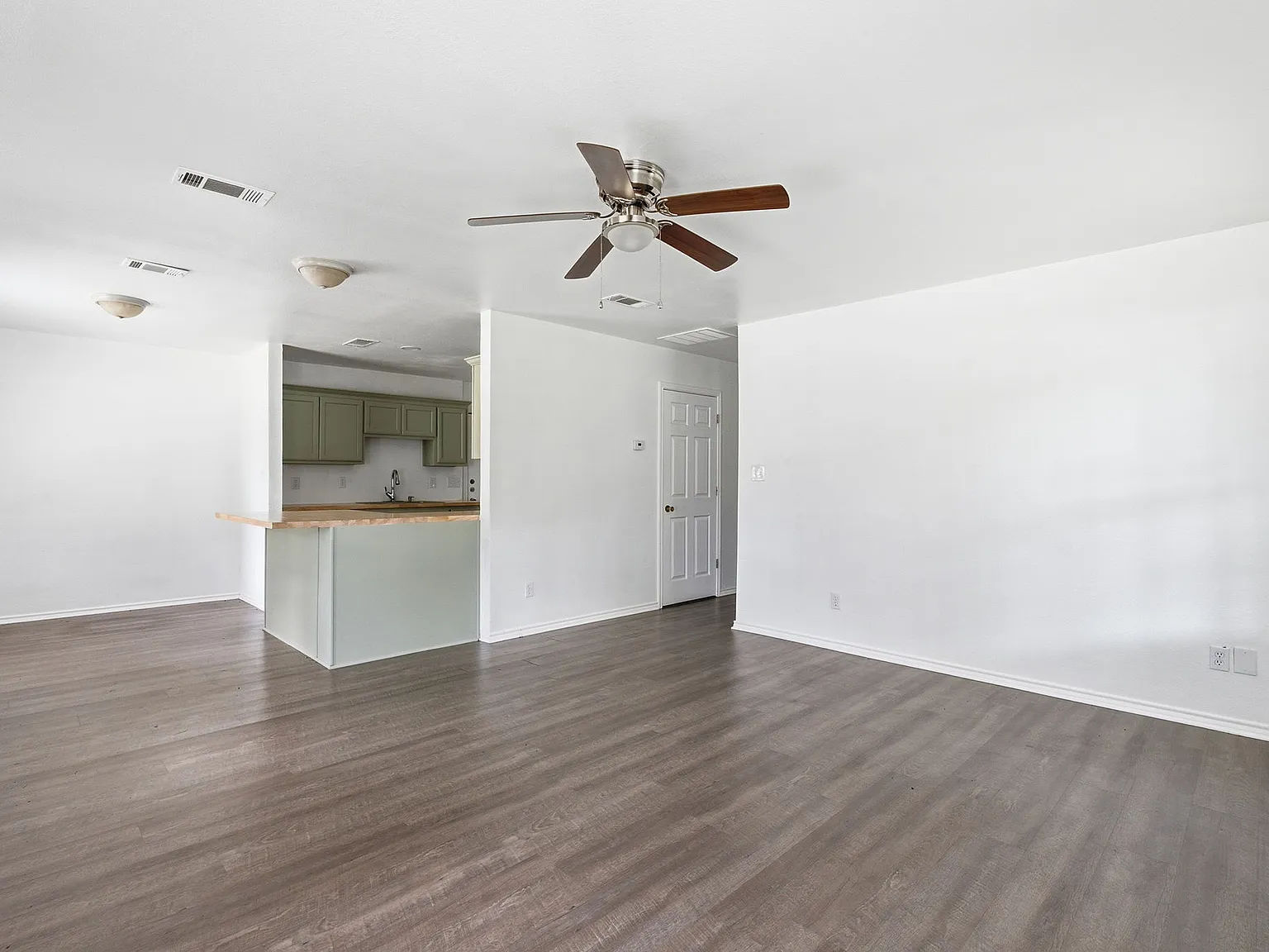 3 bed, 1056 sqft, $1,600 — Photo 3