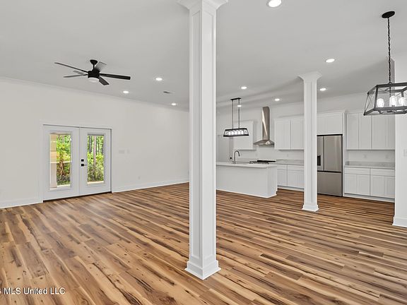 4th image of 14951 Longwood Ln