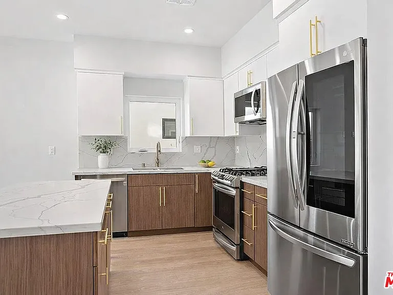 2120 N Beachwood Dr — Photo 11