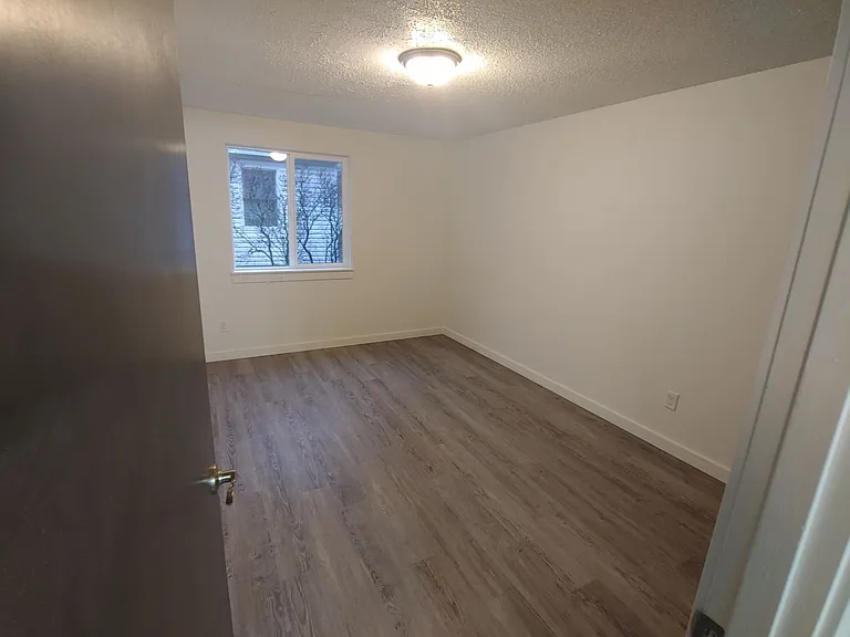 305 NE Spaulding St — Photo 4