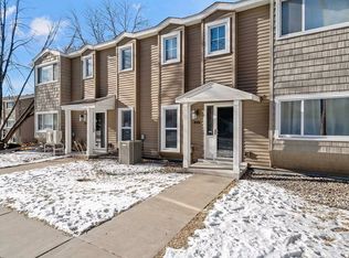 432 Pondridge Cir, Wayzata, MN 55391