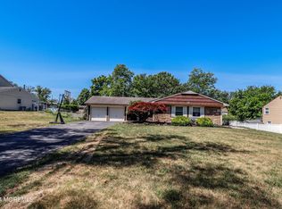 19 Steward Ln, Manalapan, NJ 07726