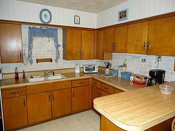 5th image of 2406 Royal Dr