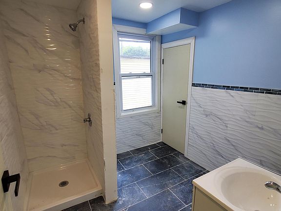 3rd image of 154 Ball St