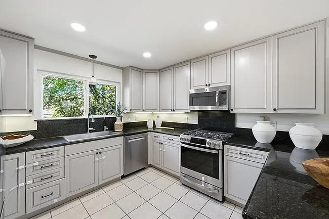 3 bed, 2.5 bath, 1635 sqft, $6,000 — Photo 2