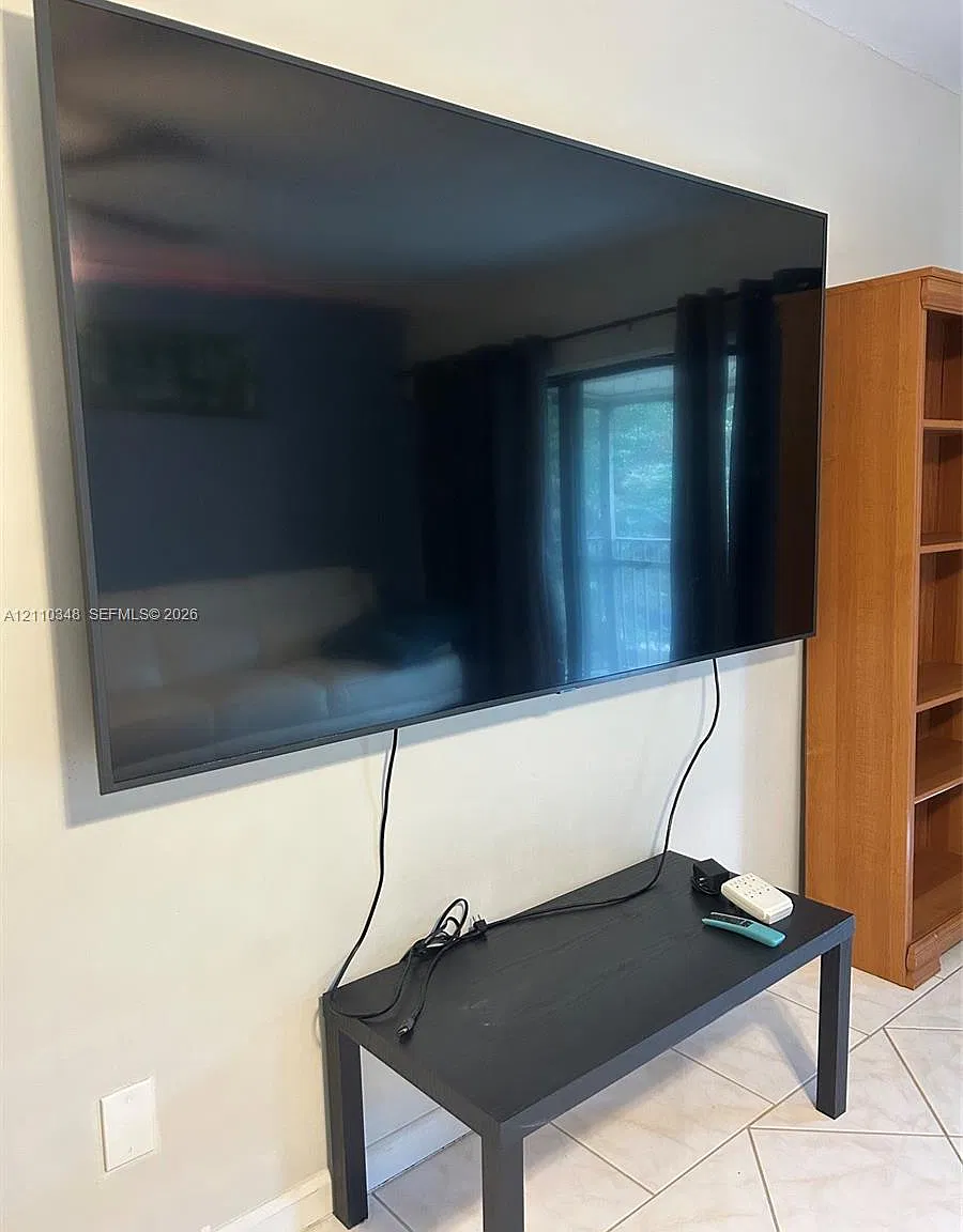 Hampton Court Condo — Photo 3