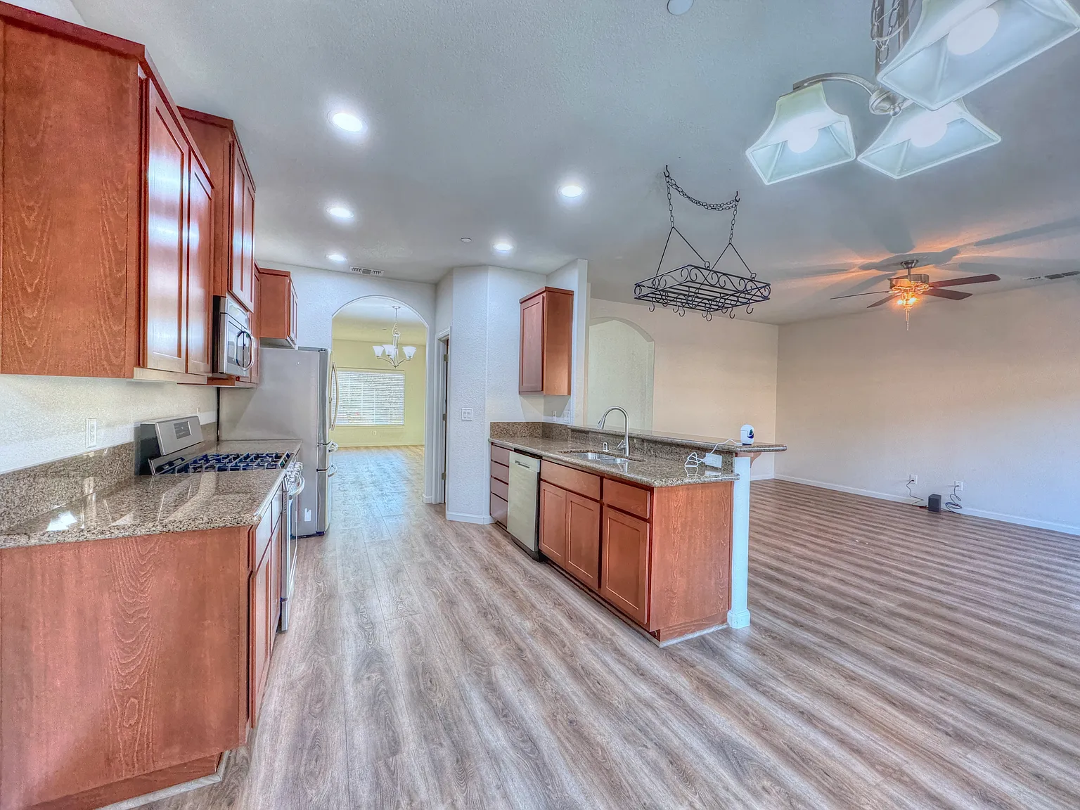 4 bed, 2098 sqft, $3,000 — Photo 3