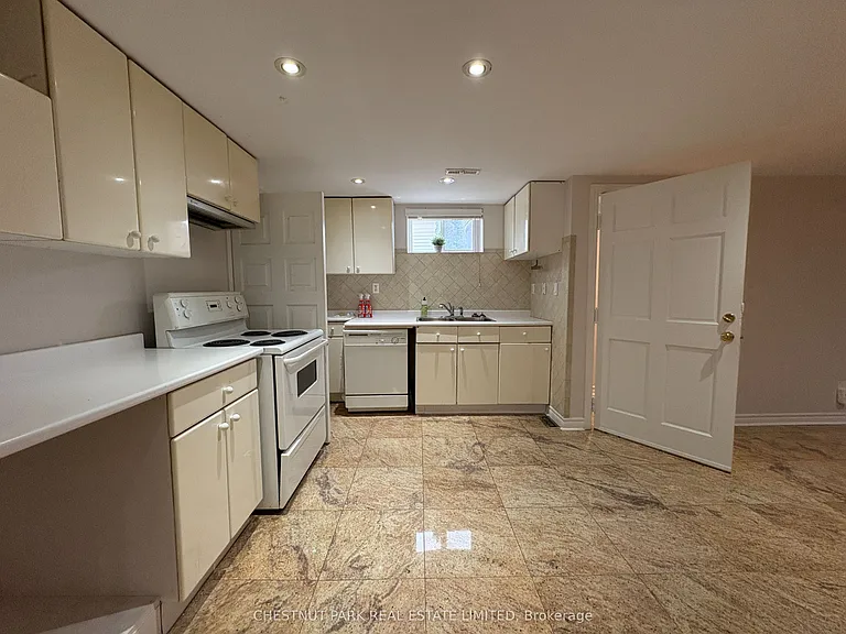 93 Surrey Ave — Photo 4