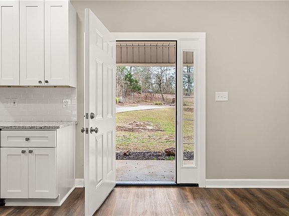 3rd image of 379 Lakeland Dr