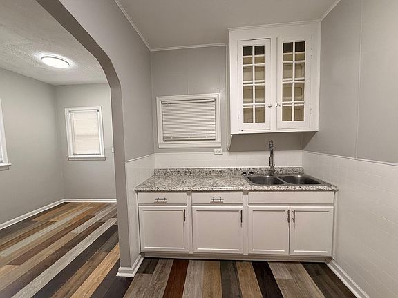 4th image of 2905 Elm St