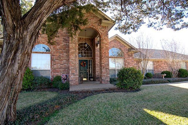 1st image of 104 Laurel Oaks Ln