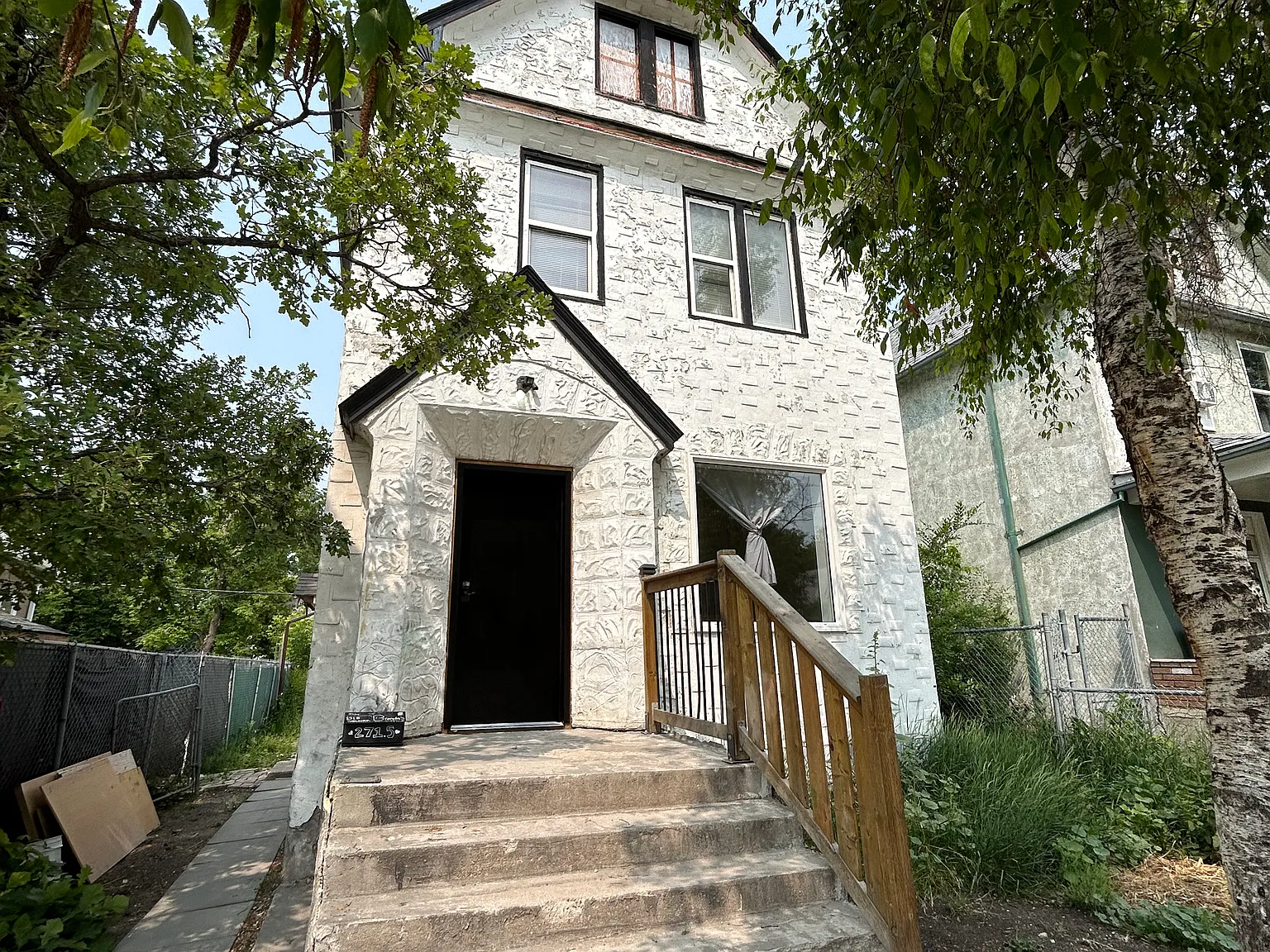 271.5 Selkirk Avenue — Photo 1