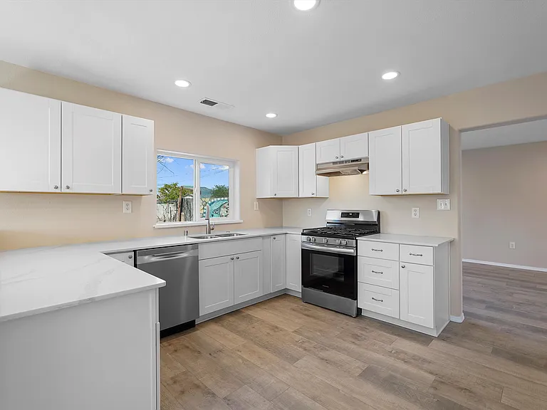 915 Kinley Ave NW — Photo 15