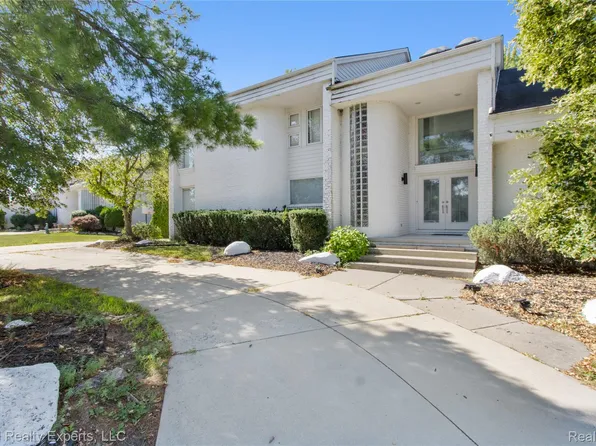 5727 Royal Wood, West Bloomfield, MI 48322