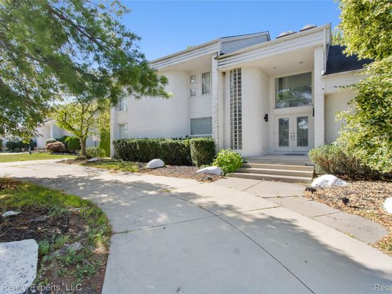 5727 Royal Wood, West Bloomfield, MI 48322