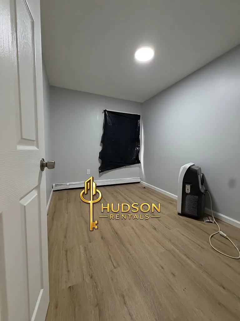 4 bed, 1200 sqft, $2,700 — Photo 2