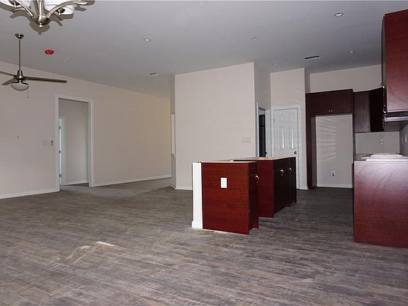 4th image of 3303 Poinsettia Dr