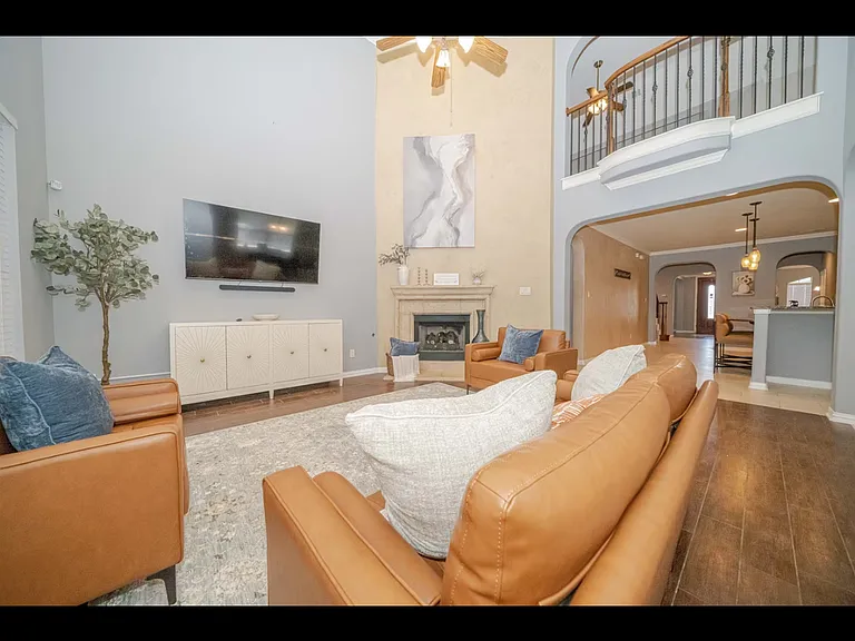 801 Paisley Ln — Photo 3