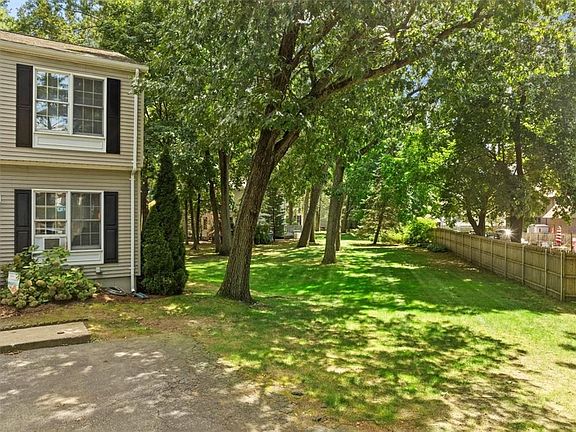 2nd image of 19 Wood Hollow Ln