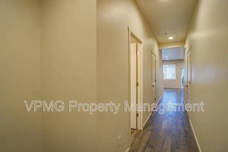 3 bed, 2.5 bath, 1352 sqft, $2,395 — Photo 4