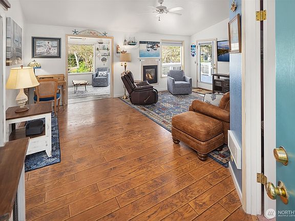 5th image of 646 Island Cir SE