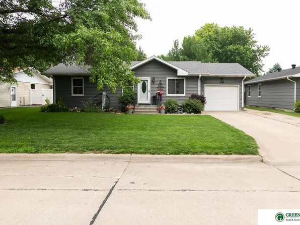 1519 Raell Dr, York, NE 68467