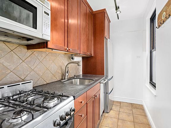 5th image of 222 E 35th St APT 5C