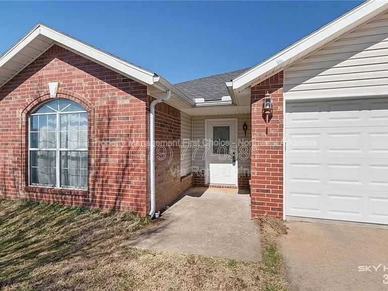 890 Sunflower St — Photo 1