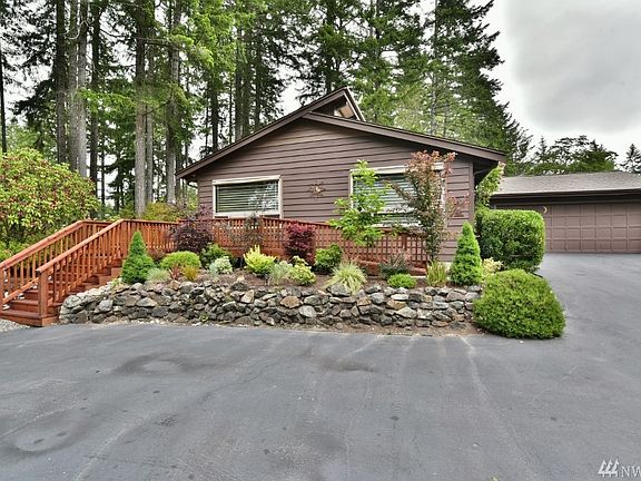 Semi-circular sealed driveway has lots of space for backing & turning of RV or boat There is also a ramp for easy access to doorway