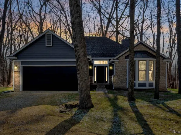 10557 Skeman Rd, Brighton, MI 48114