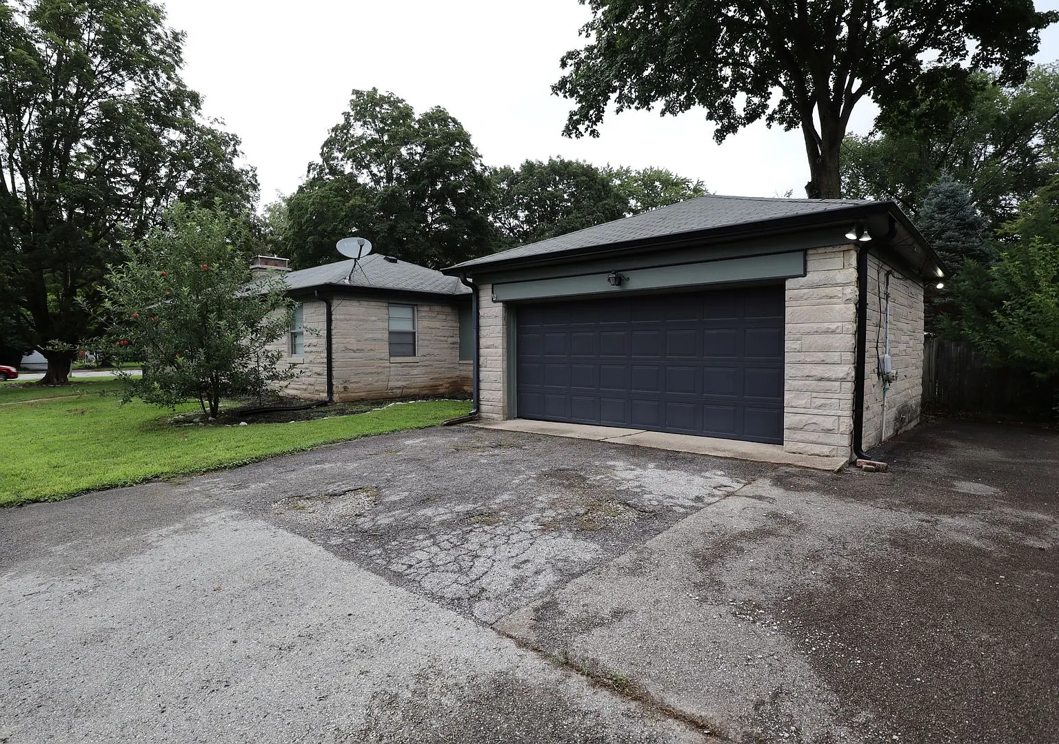 Spacious 3 Bedroom Indianapolis Home! — Photo 2