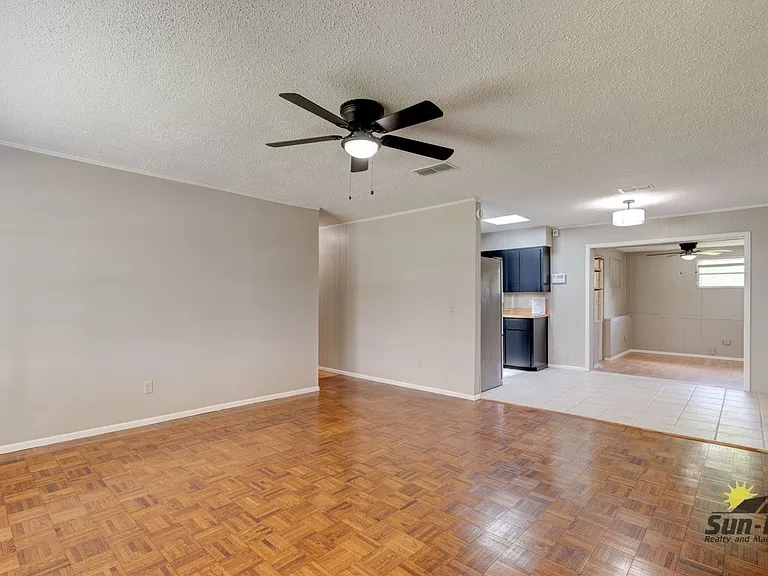 907 Hamilton St — Photo 3