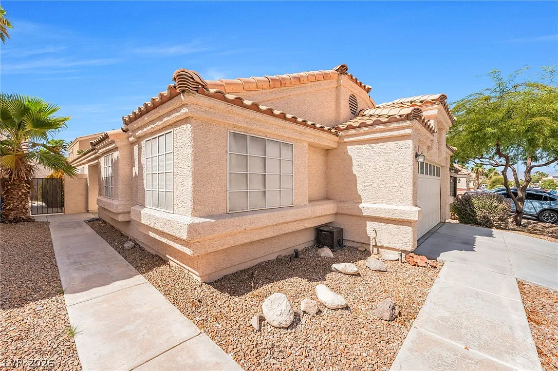 3 bed, 2.0 bath, 1493 sqft, $1,900 — Photo 2