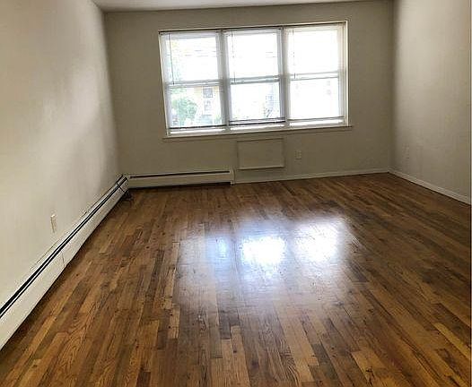 4th image of 14911 Roosevelt Ave Floor 1