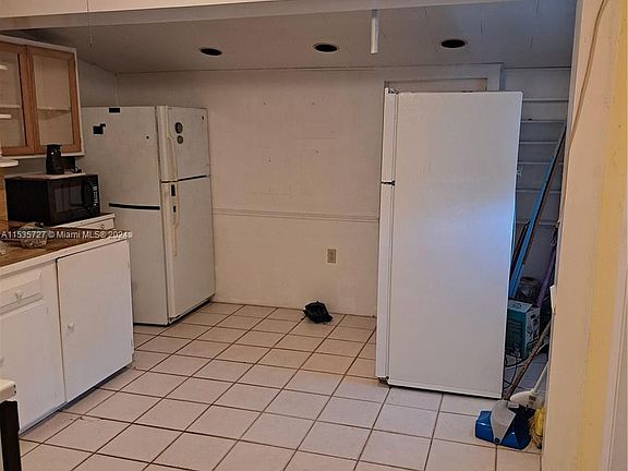 4th image of 916 SW 22nd St
