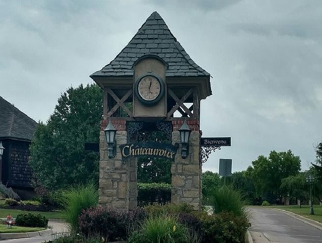 2nd image of 1410 W Chaumont Cir