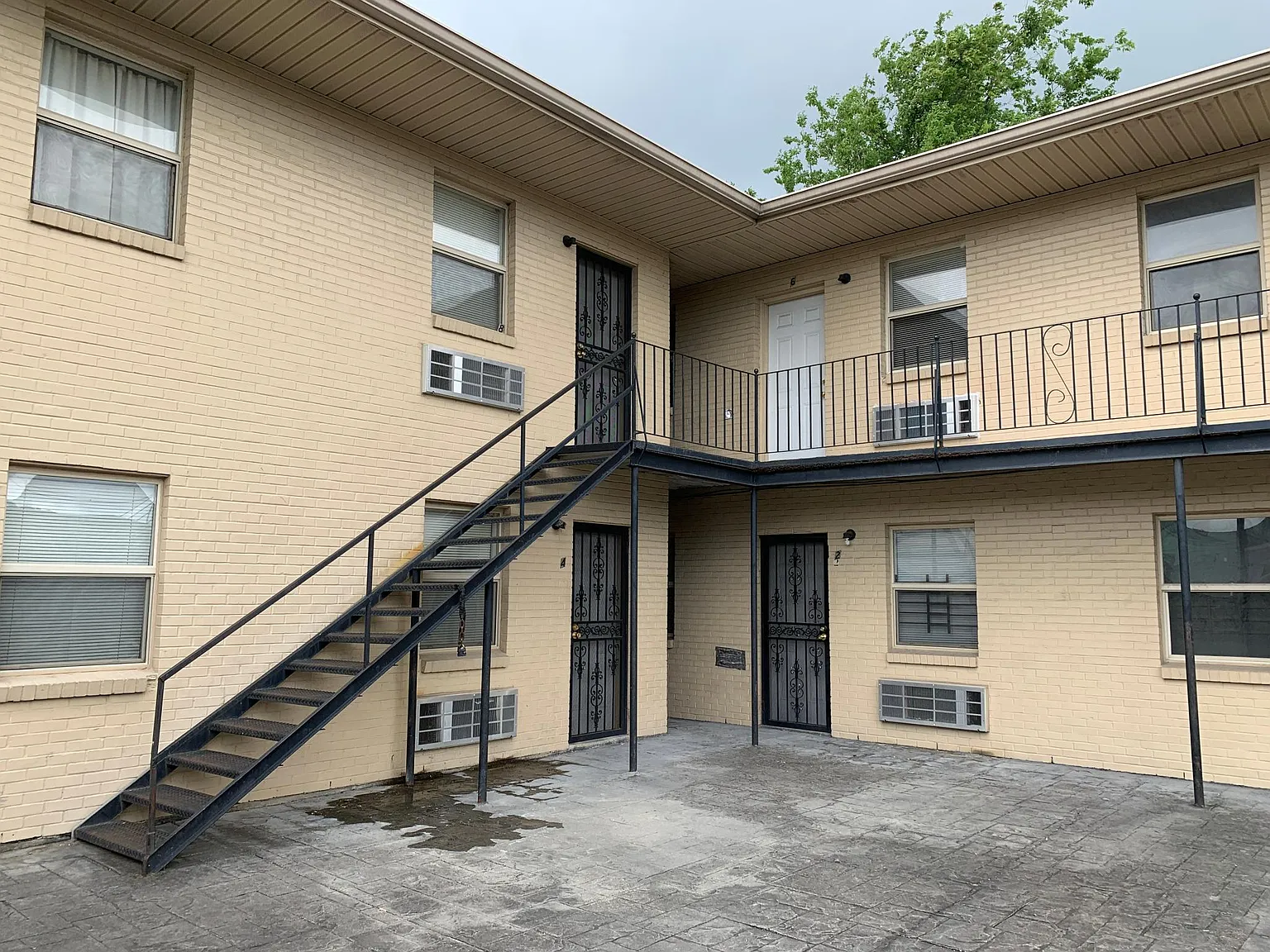 2400 Philip St — Photo 2