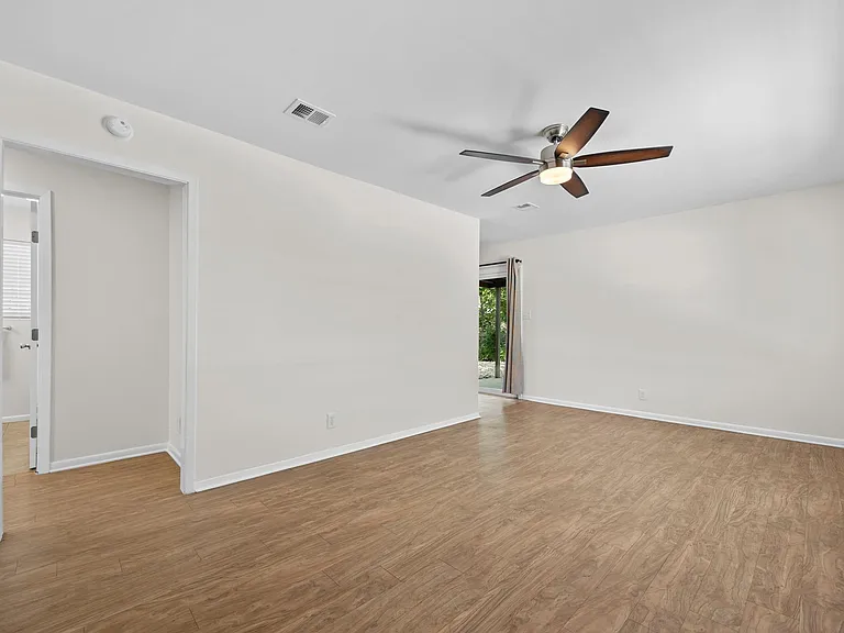 8600 Hathaway Dr — Photo 8