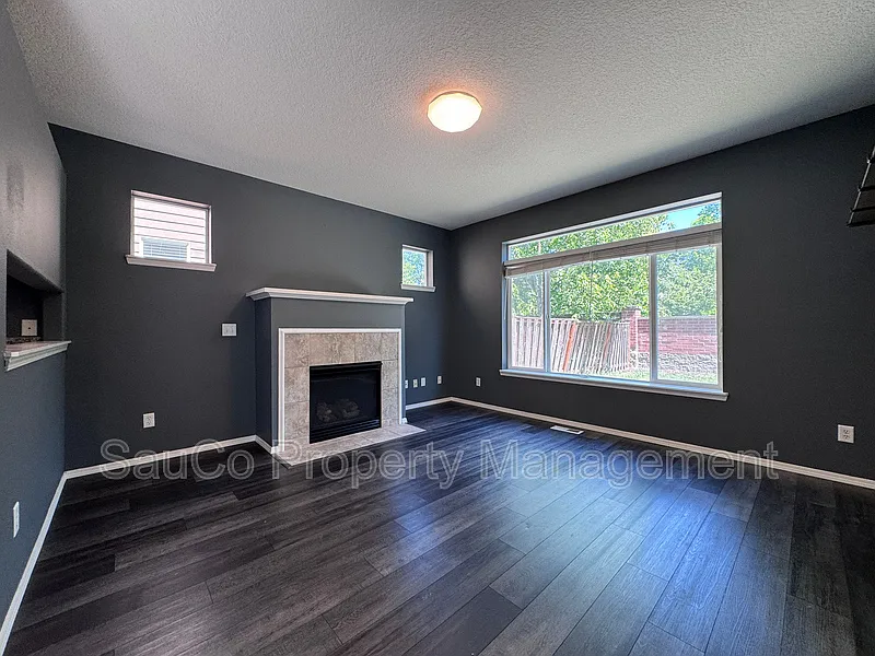 3 bed, 2.5 bath, 1568 sqft, $2,300 — Photo 4