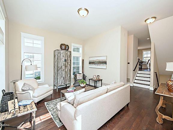 3rd image of 625 Beachwood Path