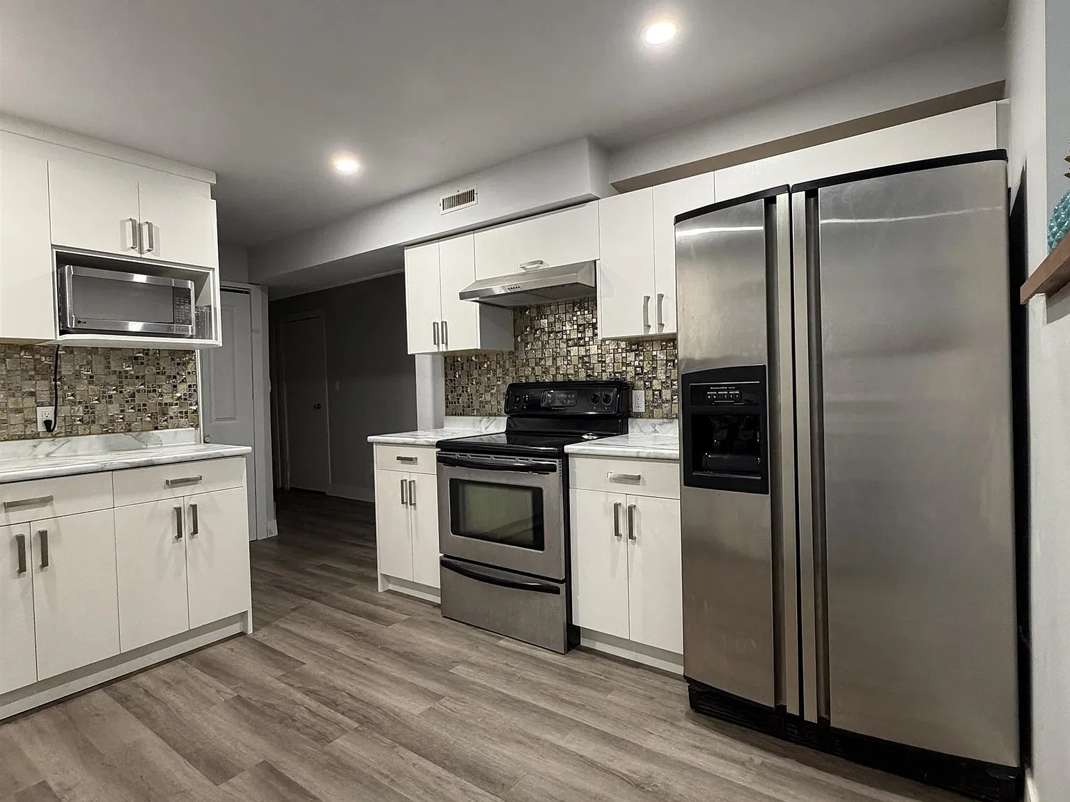 3 bed, 1360 sqft, $2,450 — Photo 2