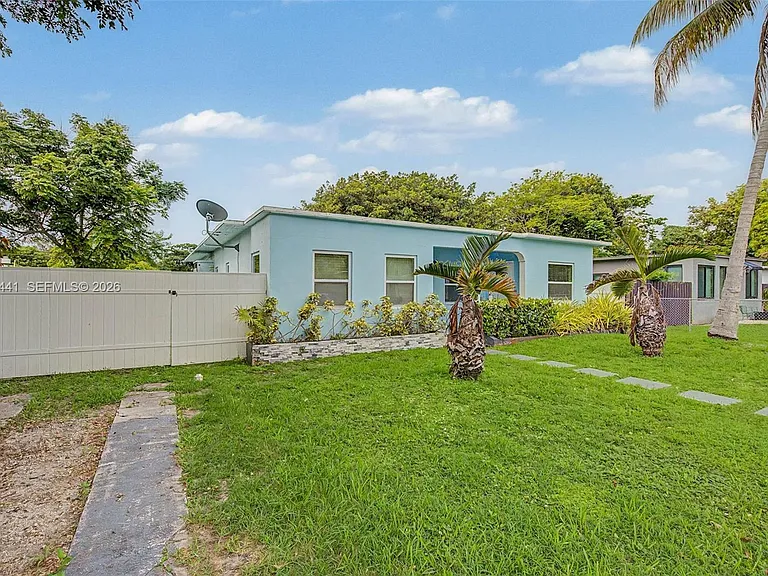 5910 SW 62nd Ter — Photo 3