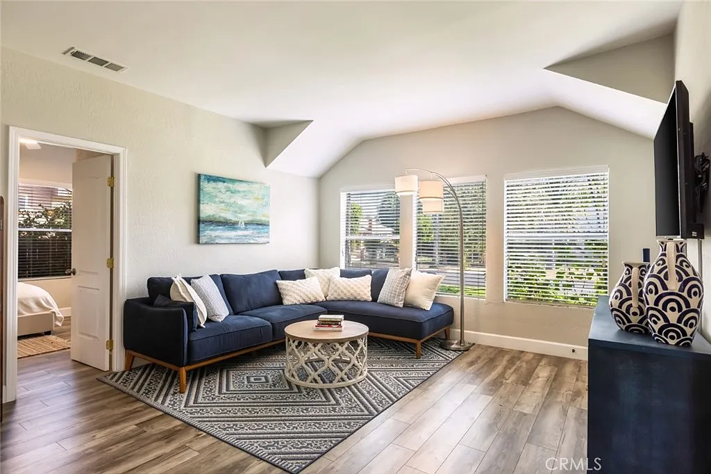 2 bed, 1062 sqft, $4,000 — Photo 2