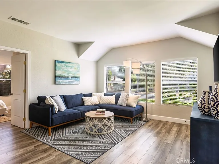 923 N Mentor Ave — Photo 2