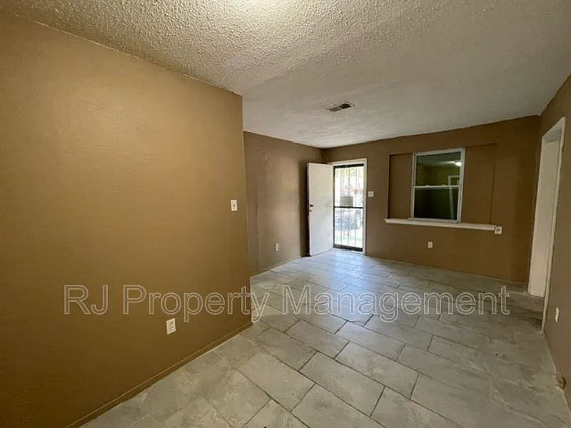 4 bed, 2.0 bath, 1400 sqft, $850 — Photo 4