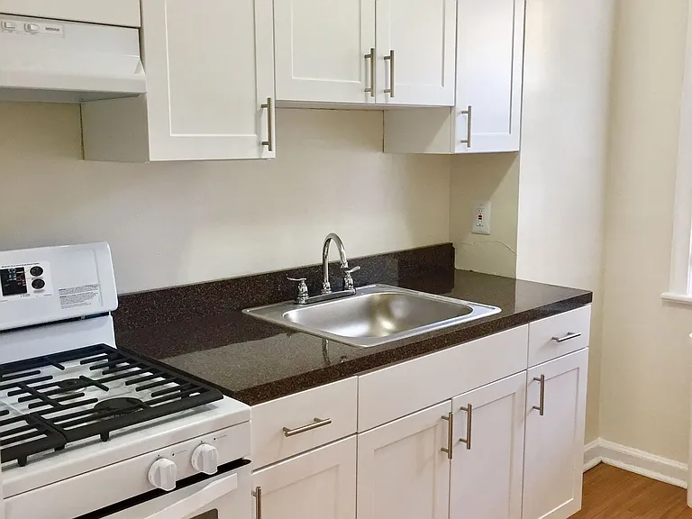 Jericho Manor Apartments — Photo 2
